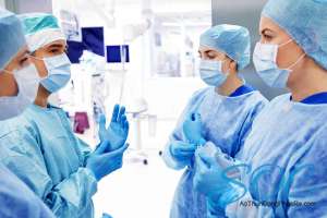 Tại sao đồng phục bác sĩ phẫu thuật lại có màu xanh?